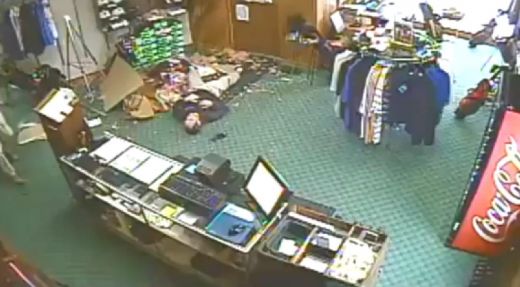 VIDEO: Vīrietis izkrīt caur veikala griestiem, bet emocijas tādas it kā tas notiktu katru dienu