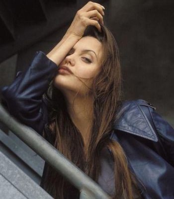 FOTO: Lūk, kā šarmantā Holivudas siržu lauzēja Andželīna Džolija izskatījās tīņu vecumā 