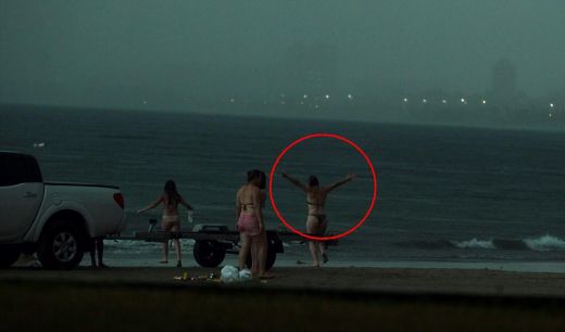 FOTO: Sievieti ģimenes acu priekšā  ķer nāvējoša zibens bulta