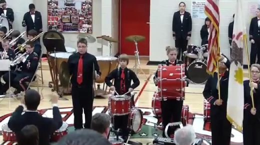 Smieklīgs VIDEO: Patriotiska improvizācija izglābj jaunu orķestra dalībnieku no neveiklas situācijas