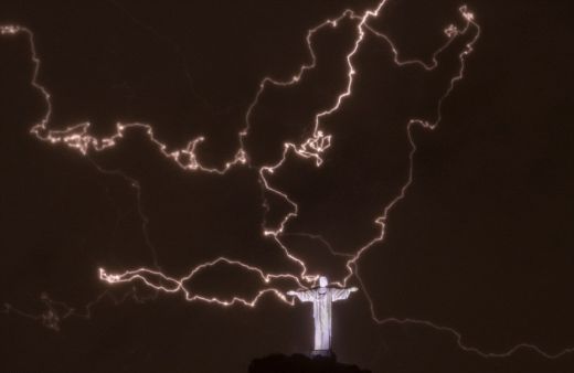 FOTO: Zibens bulta trāpa Brazīlijas simbolā - Kristus Pestītāja statujā