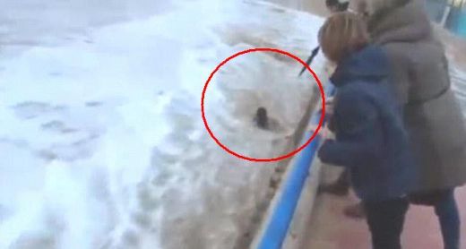 VIDEO: Vētras laikā Spānijā sievieti cilvēku acu priekšā ieskalo jūrā