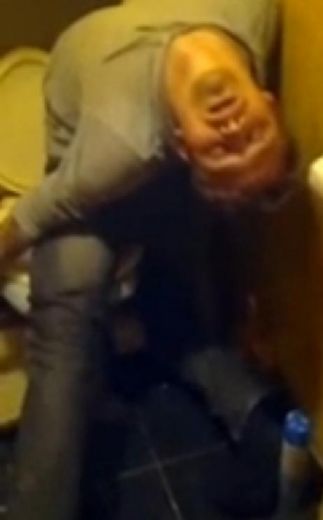VIDEO: Piedzēries jaunietis aizmieg tualetē - visnotaļ smieklīgā un dīvainā pozā 
