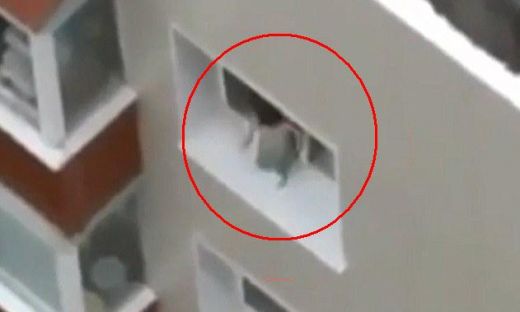 VIDEO: Nepieskatīts mazulis Indijā uzrāpjas uz augstceltnes 8. stāva loga 