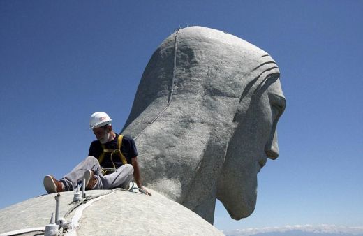 FOTO: Strādnieki atjauno zibens sasperto Jēzus statuju Riodežaneiro