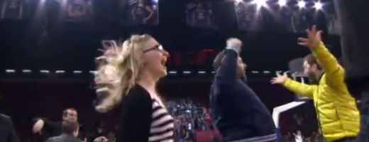 Fantastika! Planiničs realizē apbrīnojamu metienu no laukuma otras puses un uzvar spēli - VIDEO