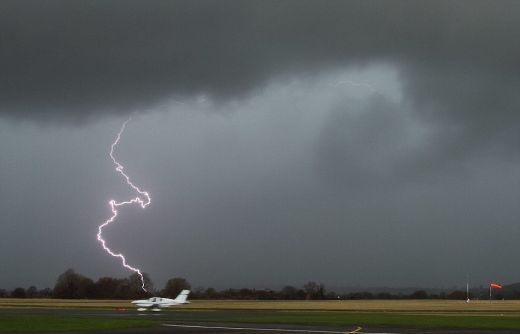 FOTO: Lielbritāniju vienlaicīgi piemeklē tornado, sniegputenis un plūdi