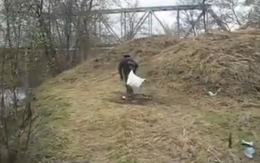 Smieklīgs VIDEO: Kāds vīrietis, būdams pamatīgā skurbulī, kārtīgi izbauda zemes pievilkšanas spēku