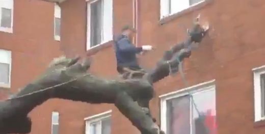 Apņēmīgs vīrietis cenšas nozāģēt koku, tomēr ne viss norit kā plānots - VIDEO