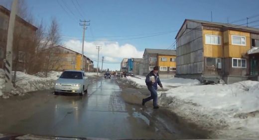 Smieklīgs VIDEO: Esi uzmanīgs, kur liec kāju! Viens solis un jaunietis pazūd sniegā