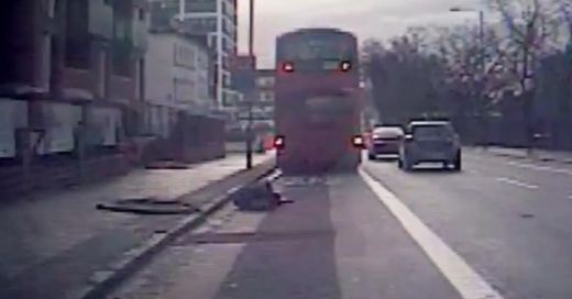 Šokējoši! Kādu pasažieri burtiski izlidina no braucoša autobusa, salaužot viņam mugurkaulu VIDEO