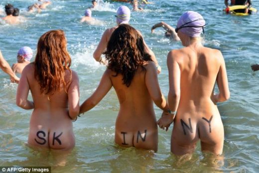 Simtiem kaili peldētāji šokē publiku ar massveida pliko peldējumu. FOTO