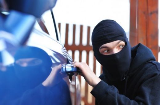 Ķengaraga ģimenes drāma - laulātu pāri pieķer auto zādzībā