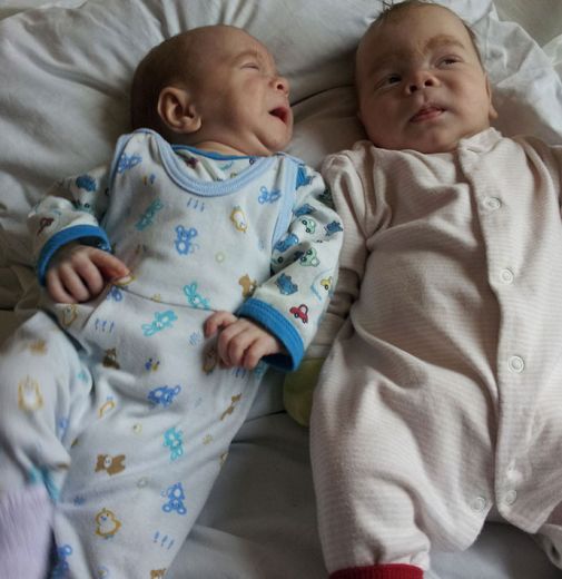 3 mēnešus vecie dvīnīši Arturs un Artjoms lūdz cilvēkus palīdzēt