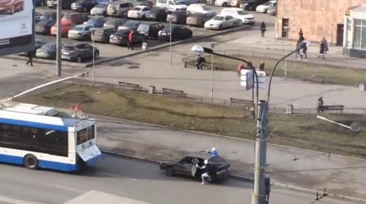 Traģikomiski! Kas notiek, kad mēģini sava auto ievilkšanai izmantot trolejbusu - VIDEO