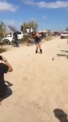 Stulbuma VIDEO: Cenšoties skaistāk iepozēt, sieviete par mata tiesu izvairās no nāves