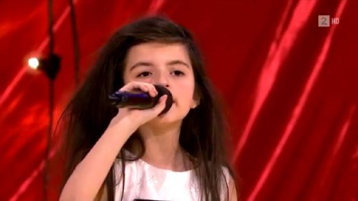 Eņģeļa balss! 7 gadus veca meitenīte ar savu lielisko balsi šokē talantu šova žūriju - VIDEO
