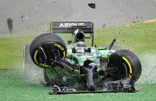 FOTO: F1 braucējs Kamui Kobajaši pirmajā sezonas posmā avarē un sašķaida mašīnu
