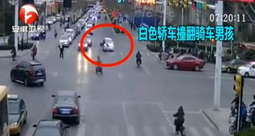 Piedzēries autovadītājs vispirms notriec velosipēdistu, pēc tam pienāk arī policista kārta - VIDEO