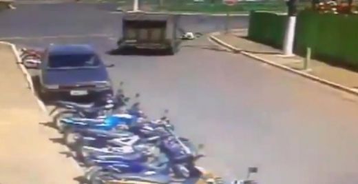 Traktoristam melnā diena - vispirms aizripo piekabe, bet pēc tam arī viņa traktors - VIDEO