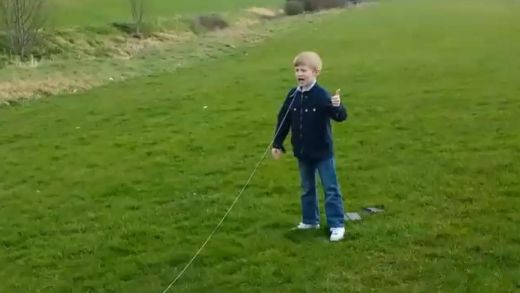 Interneta hits: Tēvs ar helikoptera palīdzību savam dēlam izrauj zobu - VIDEO