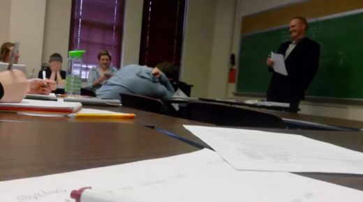 VIDEO: Studenti izspēlē, iespējams, lieliskāko pirmā aprīļa joku. Upuris - pasniedzējs