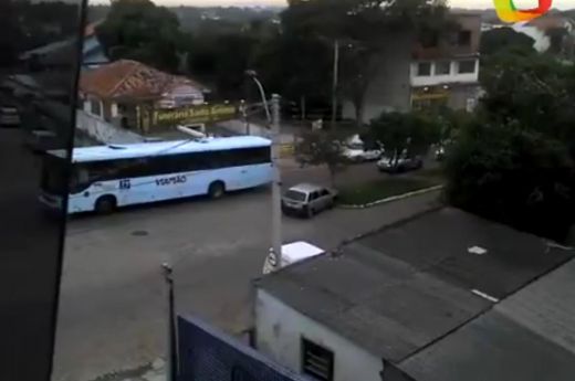 Šausmu VIDEO: Brutāls psihopāts ar mašīnu vairākkārt uzbrauc virsū nevainīgam gājējām