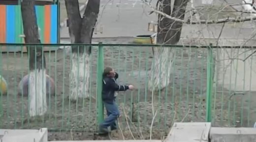 Smieklīgs VIDEO: Piedzēries vīrietis un sēta - divi nesamierināmi pretinieki