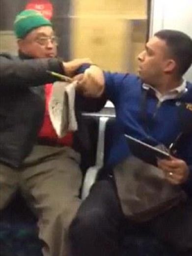 Šausmas! Divu vīru kautiņš Londonas metro beidzas ar pamatīgu nokautu - VIDEO