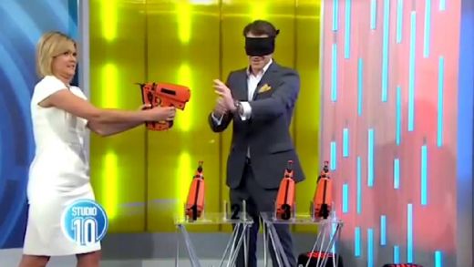 Blonda TV šova vadītāja gandrīz iešauj sev sejā ar pneimatisko naglotāju -VIDEO