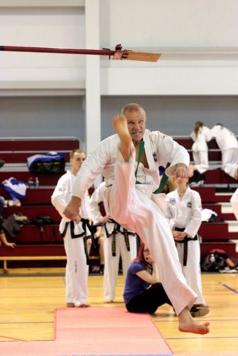 52 gadu jubilejā Valdis Kalnozols profesionāli debitē teikvondo cīņas mākslā