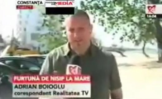 Smieklīgi! Rumānijas TV žurnālists kārtīgi izgāžas veidojot sensacionālu sižetu - VIDEO
