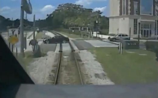 Šausmas! Sieviete pēdējā brīdī paspēj izlekt no auto pirms vilciens paspēj viņu taranēt