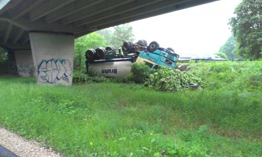 Šausmu FOTO: No Salu tilta nobrauktuves nogāzusies kravas automašīna