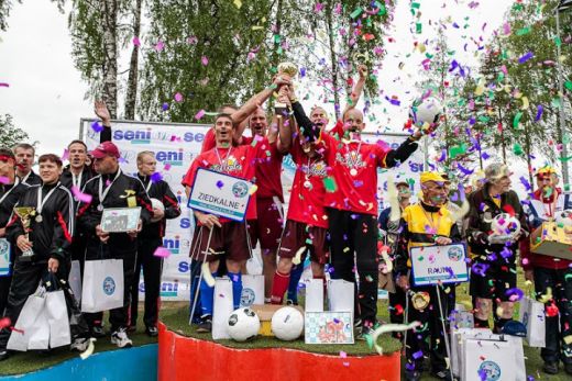 FOTO: Futbola turnīrā cilvēkiem ar īpašām vajadzībām Seni Cup kausu izcīna komanda Ziedkalne