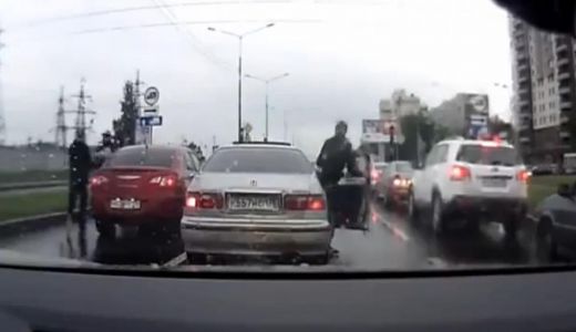 VIDEO: Lūk, kā Krievijā pārmāca agresīvus autovadītājus