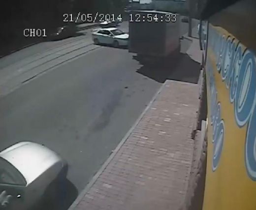 VIDEO: Šis ir veids, kā nevajadzētu novietot automašīnu stāvlaukumā