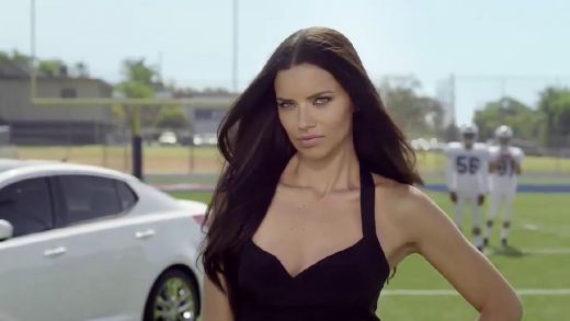Seksīgā supermodele Adriana Lima pievērsīs ikvienu vīrieti PK futbolā - VIDEO