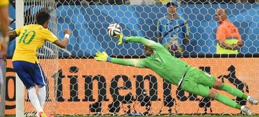 VIDEO: Pirmais PK futbolā nesmukums? Tiesnesis piešķir ļoti apšaubāmu 11m soda sitienu
