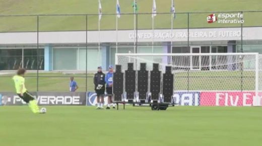 VIDEO: Gadās arī tā! Brazīlis Luizs treniņa laikā ar bumbu spēcīgi iesper pa trenera galvu