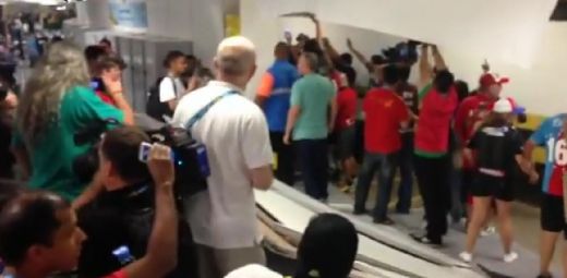 VIDEO: Čīles futbola fani iebrūk Maracanas mediju telpā un izveido pamatīgu haosu