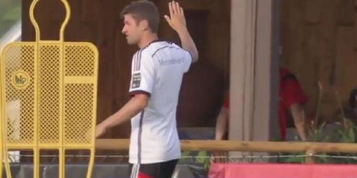 VIDEO: Vācijas futbola zvaigzne Tomass Millers treniņa laikā savaino līdzjutēju