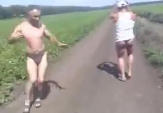 Interneta hits! Divi amizanti un puspliki kungi gados demonstrē trakus deju soļus - VIDEO