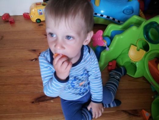 Aicinam palīdzēt mazajam Maksimillianam, kurš slimības dēļ nespēj staigāt un rotaļāties