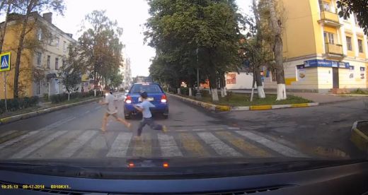 Šausmu VIDEO: Krievijā motociklists uz gājēju pārejas notriec divus bērnus