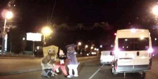 Tikai Krievijā! Dusmīgu un agresīvu šoferi iekausta Sūklis Bobs un Mikijpele - VIDEO