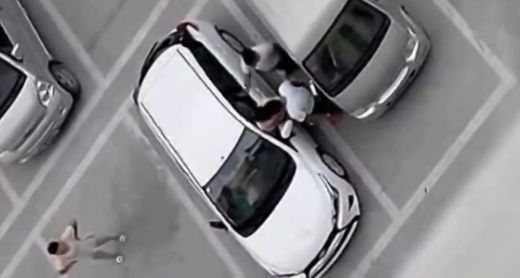Šausmas! Ķīnā divi vīrieši piekauj sievieti, jo viņa novietojusi auto nepareizā vietā - VIDEO