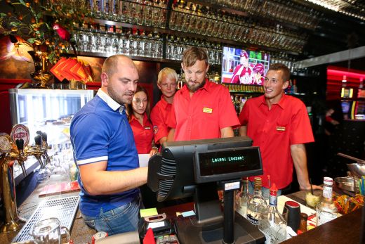 FOTO: Latvijas labākie bīčvolejbolisti sacenšas dzērienu servēšanā