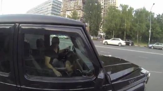 Smieklīgs VIDEO: Krievu motocikliste eleganti pārmāca šoferus, kuri piemēslo dabu