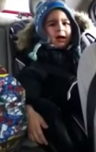 4 gadus vecs zēns uzzina, ka viņa simpātijai patīk cits puisis - VIDEO